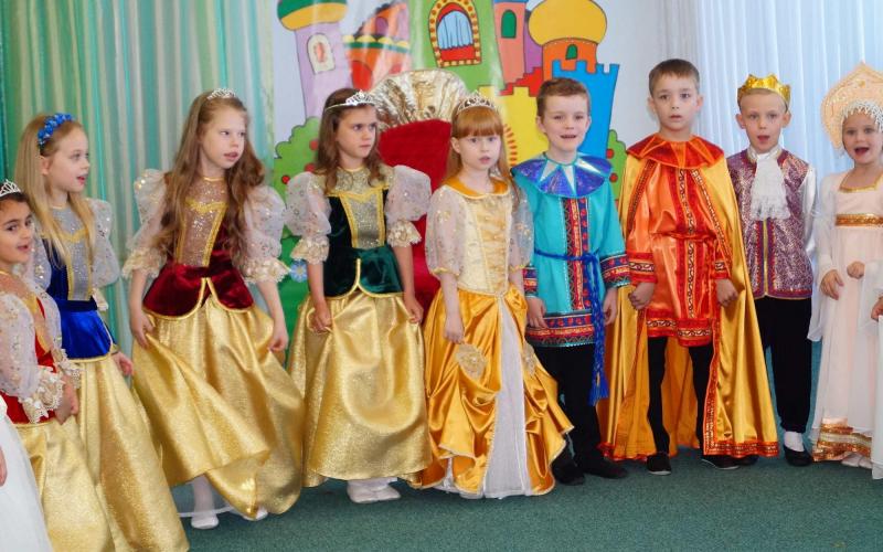 Фрагмент одной из сцен выпускного утренника группы "Светлячки"