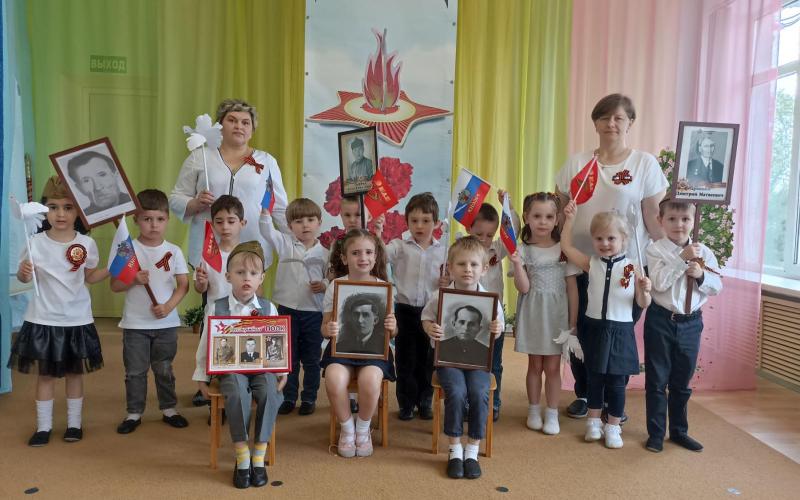 фотография детей с портретами родственников,участников ВОВ