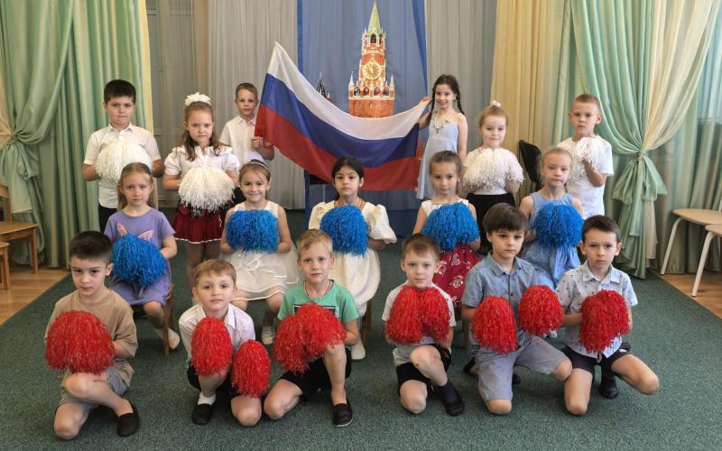 Дети на мероприятие посвящённому дню России